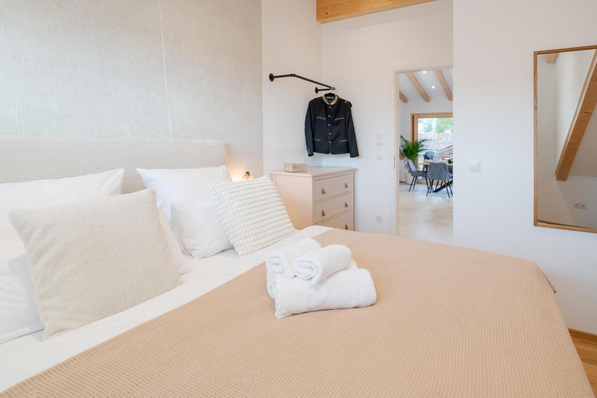 Fenjoy: Ferienapartment Mit Bergblick / Balkon / Bbq Bernau am Chiemsee Bagian luar foto